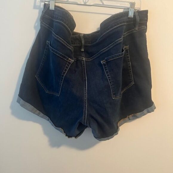 Ava & Viv 5 pocket Midi cuffed shorts, size 22W - Picture 2 of 3